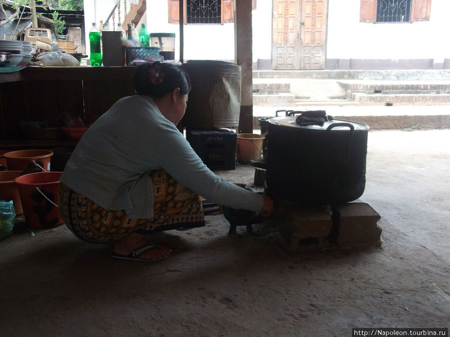 на очаге с турбоподдувом нам готовят хавчик Луанг-Прабанг, Лаос