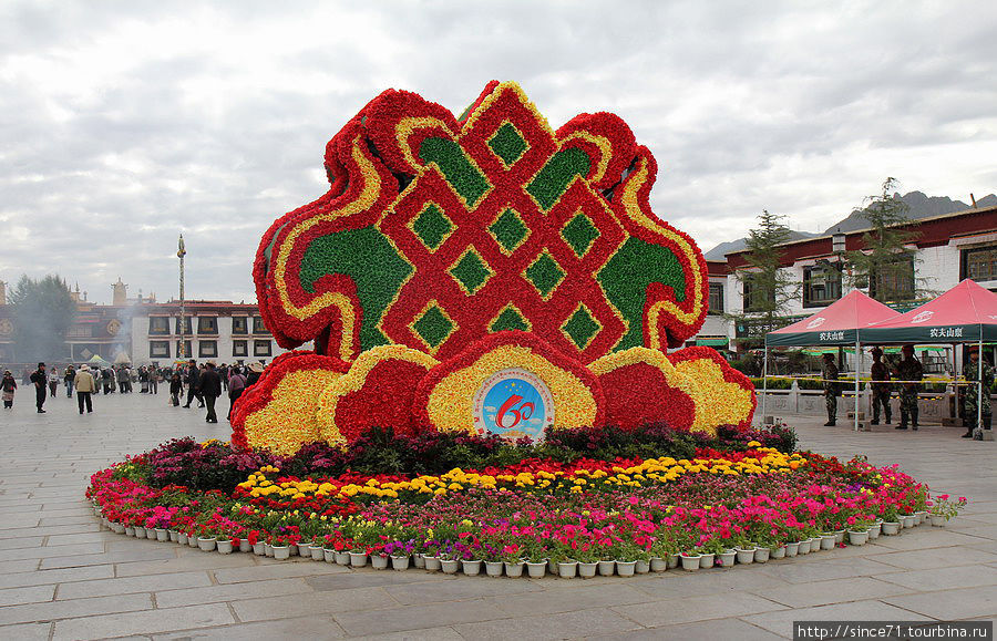 25. На другой главной площади города — Баркор, что напротив храма Джоканг (он на заднем плане) из цветов выстроена композиция- памятник к шестидесятилетию присоединения (тибетцы считают оккупации) Тибета  к Китаю. Лхаса, Китай