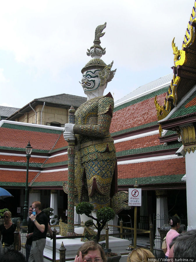 Демоны охраняют входы во Дворец Бангкок, Таиланд
