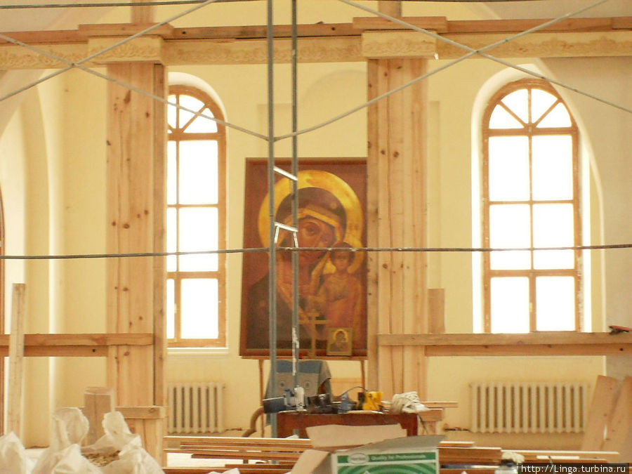 Прошлой весной повезло заглянуть внутрь: были открыты двери и один рабочий (!!!) там что-то недолгое время делал. Прошлой весной повезло заглянуть внутрь: были открыты двери и один рабочий (!!!) там что-то недолгое время делал.