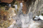Ледяные сталагмиты у входа