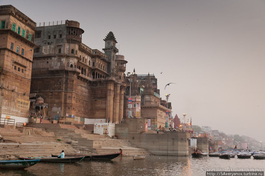Набережная Ганги, гхаты и храмы Варанаси, Индия Набережная Ганги, гхаты и храмы Варанаси, Индия
