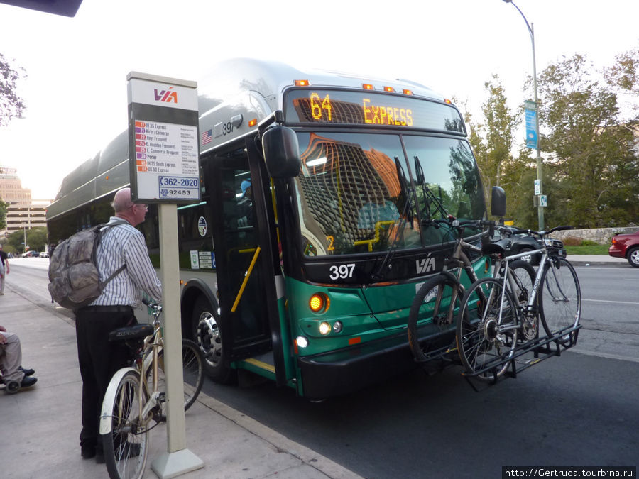 Два велосипеда уже закреплены, пассажир ждет своегоавтобуса Сан-Антонио, CША