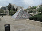 Пирамида — аля-Лувр.