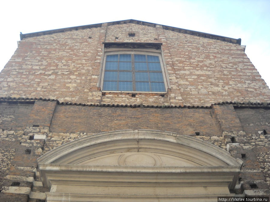 Верхняя часть фасада церкви Брешиа, Италия