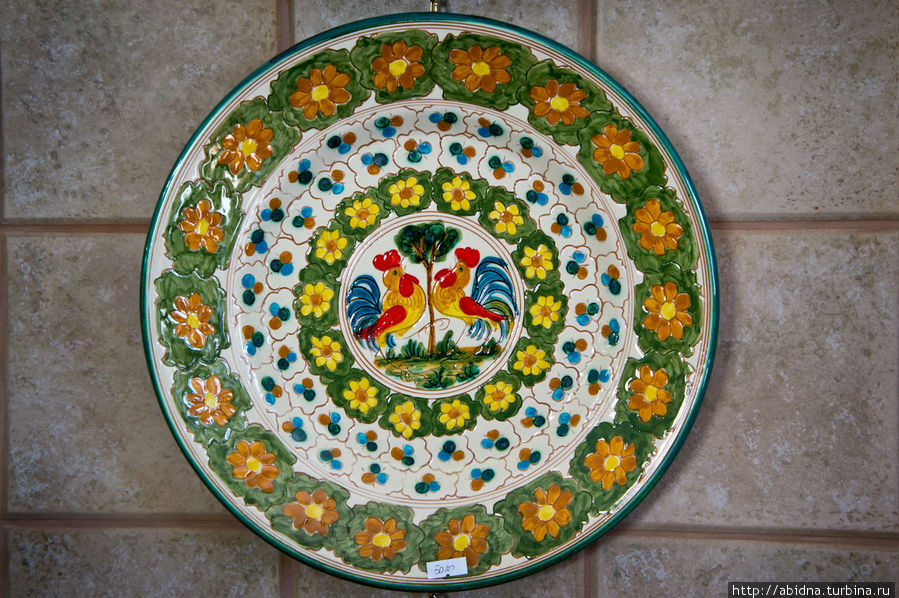 Изображение петуха — основной мотив местной керамики Гротталье, Италия