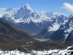 Вид с края ледника: Долина в районе Дзонгла (Dzonglha). Виднеется озеро Chola Tsho (4590 м) и красавица Ама-Даблам (6814 м).