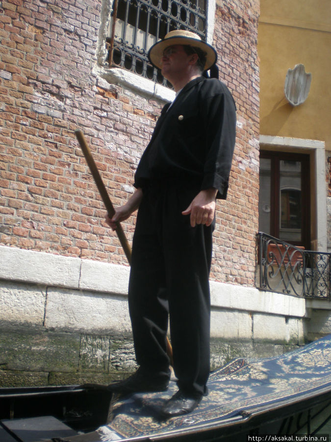 Вот он — непоющий, иногда насвистывающий что-то, гондольеро. Венеция, Италия