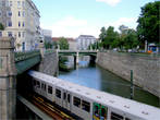 Дунайский канал и метро.
Венское метро состоит из 5 линий (U-bahn), станции можно найти по голубым буквам U. Karlsplatz и Stephansplatz — главные пересадочные узлы. Последний поезд отправляется в 00.30 ночи.