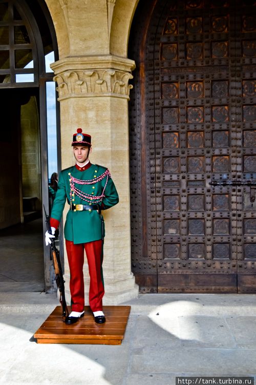 В арках, у подножья дворца, пост почетного караула, смена которого происходит каждые 30 минут. Сан-Марино, Сан-Марино