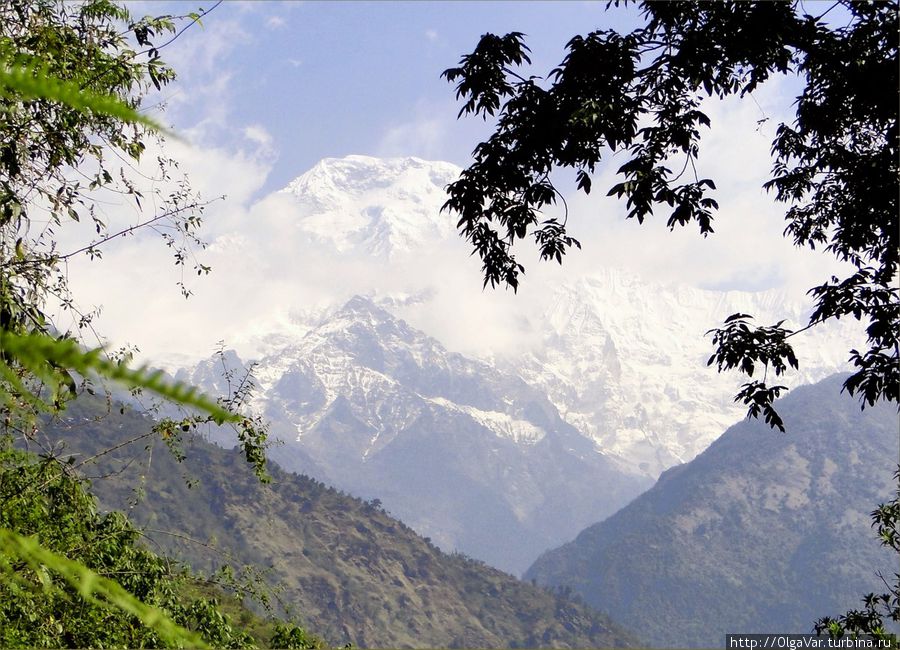 Издали горы кажутся огромными.... Национальный парк Аннапурны, Непал