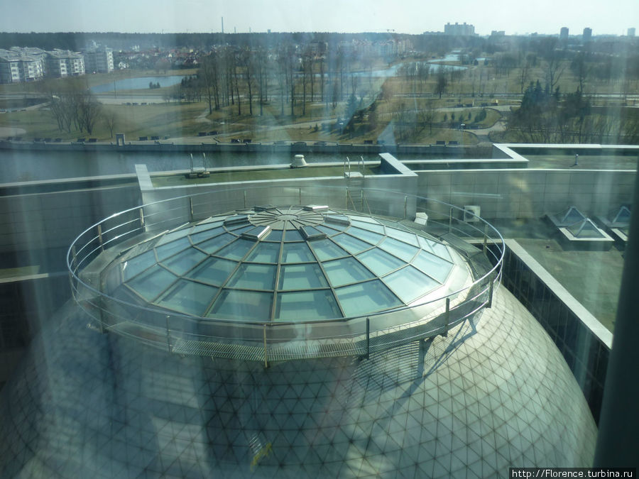 Вид из панорамного лифта в начале подъема Минск, Беларусь