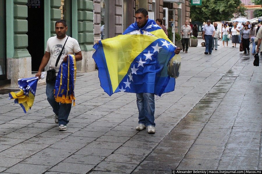 В Боснии и Герцеговине очень любят футбол. В дни матчей продают флаги и все в них оборачиваются, так по улицам и гуляют. Сараево, Босния и Герцеговина