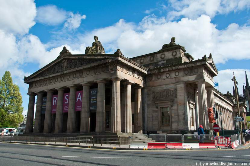 Шотландская королевская академия в неоклассичсеком стиле. Построена в 1826г. Эдинбург, Великобритания