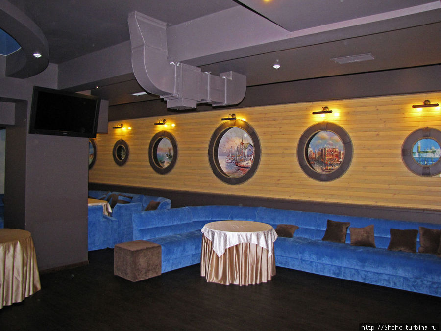 Цокольный этаж — дискотека и ночной клуб