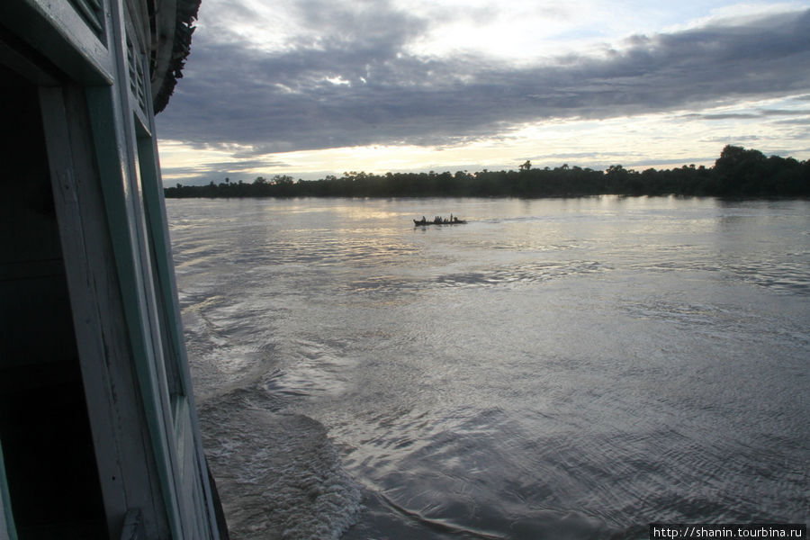 Вид из парома на реку Иравади Баган, Мьянма