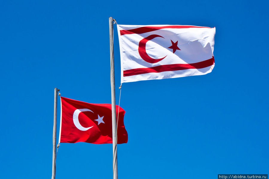 Красный флаг — турецкий, белый (негатив) — флаг Северного Кипра