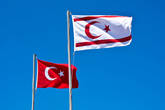 Красный флаг — турецкий, белый (негатив) — флаг Северного Кипра