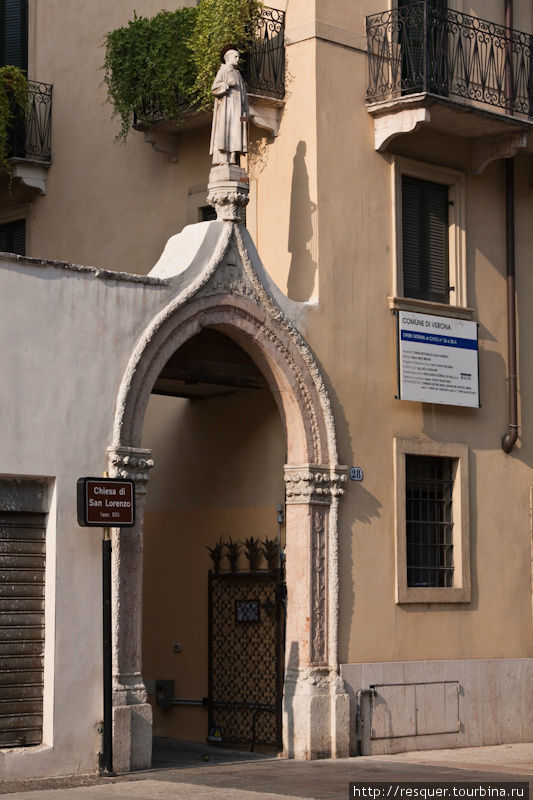 Арка входа в один из древнейших храмов SAN LORENZO (XIII век), Верона. Венето, Италия