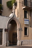 Арка входа в один из древнейших храмов SAN LORENZO (XIII век), Верона.