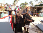 Индус со священной коровой ходит по пляжу, дует в дудочку и за это ему должны подать денюжку.