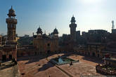 Мечеть Вазир Хана была построена примерно в 1642 году. Мечеть была построена по приказу губернатора Лахора известного как Вазир Хан (cлово «вазир» означает «министр» на языке урду).