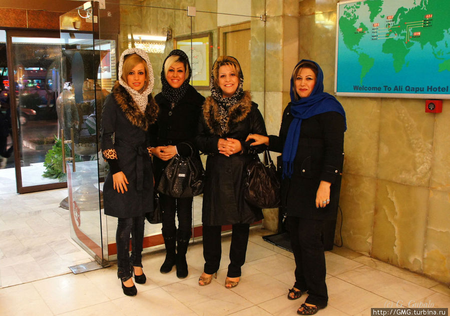 Иранки в гостинице, увидев, что я снимаю фойе, предложили их сфотографировать. Очень были довольны, что попозировали. ) Исфахан, Иран