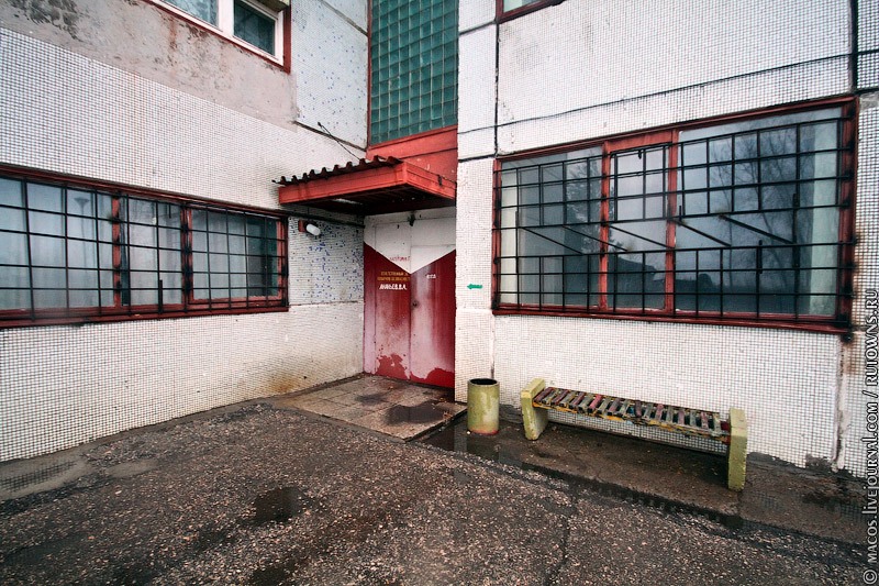 В самое же здание котельной нас не пустили. В новую пустили, а в старую, закрытую — нет. Секретный объект — немного подумав, выдала бабушка-охранница. Камские Поляны, Россия В самое же здание котельной нас не пустили. В новую пустили, а в старую, закрытую — нет. Секретный объект — немного подумав, выдала бабушка-охранница. Камские Поляны, Россия