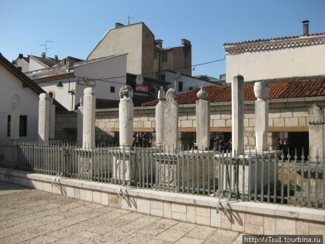 Сперва решил, что римские руины, а пригляделся — так оказалось, что кладбище Сараево, Босния и Герцеговина