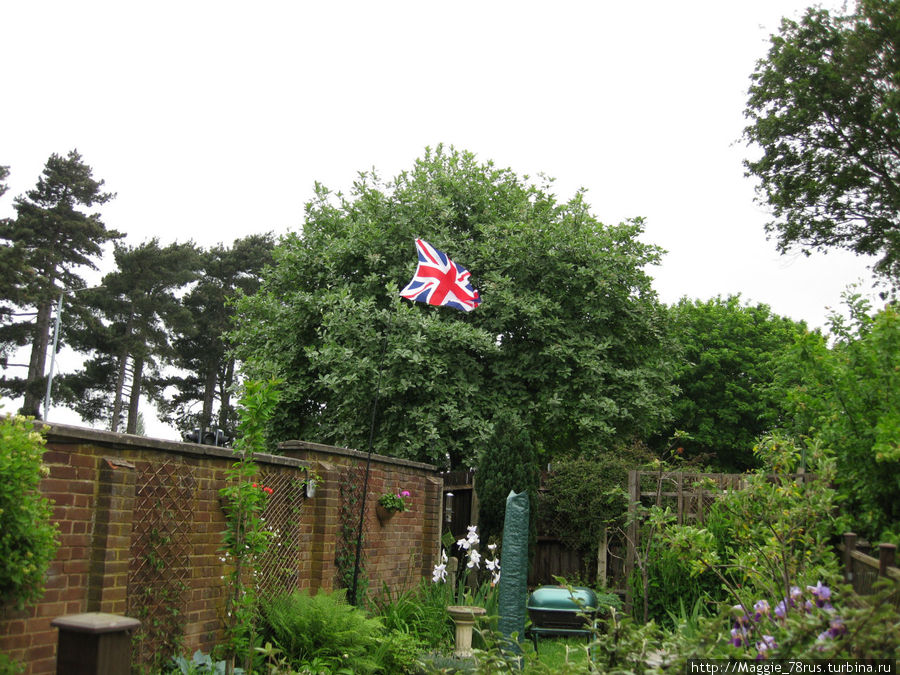 Частный английский сад в ожидании барбекю.... Великобритания