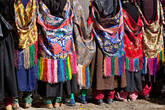 Местные жительницы в традиционных накидках. Хундер, долина Нубра, Ладакх
А празднично оделись они по случаю приезда главы буддисткого течения друкпа (красношапочники), который приехал из Бутана (Далай Лама является главой гелукпа — желтошапочников). Но эти течения совершенно не конкурируют и не соревнуются, можно свободно переходить из одного в другое.