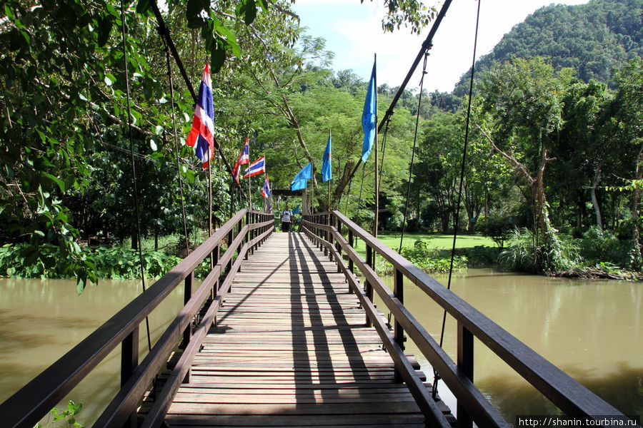 Мост по пути к Рыбной пещере Мае-Хонг-Сон, Таиланд