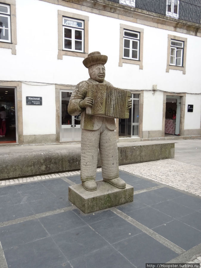 Мужичок с гармошкой Понте-де-Лима, Португалия