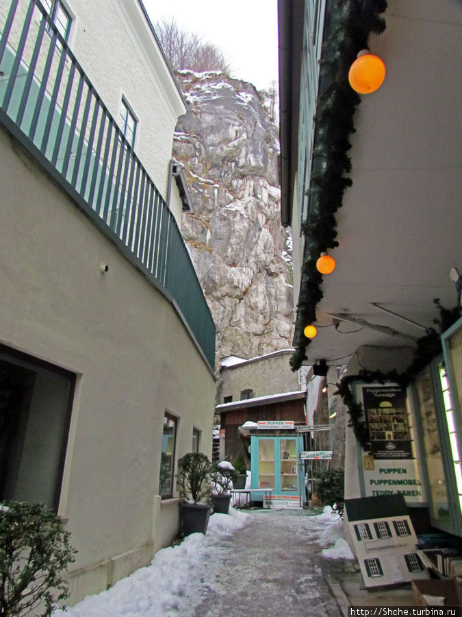 Улочка проходит вдоль горы. К горе частенько ведут маленькие переулочки с сувенирными магазинчиками и уютными кафешками Зальцбург, Австрия