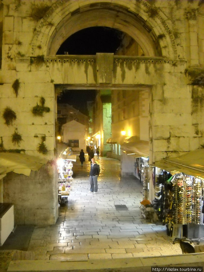 Спуск в подземелья Сплит, Хорватия Спуск в подземелья Сплит, Хорватия