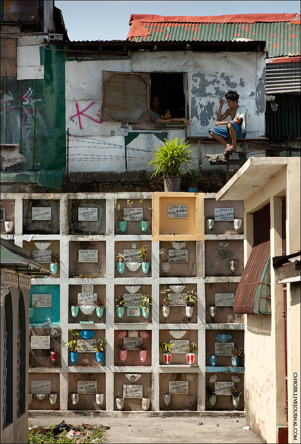 Сразу же за стеной располагаются жилые дома. Манила, Филиппины