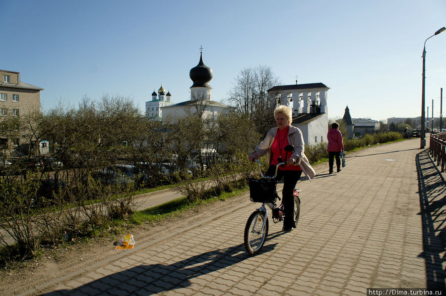Пожалуй, эта фотография лучше всего характеризует город: церковь, бабушка на велосипеде и мусор на дороге. Псков, Россия