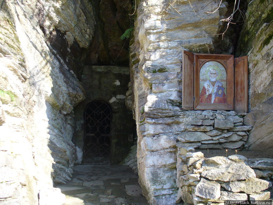 Входы в мацестинские пещеры закрыты решетками — проход в них запрещен Входы в мацестинские пещеры закрыты решетками — проход в них запрещен