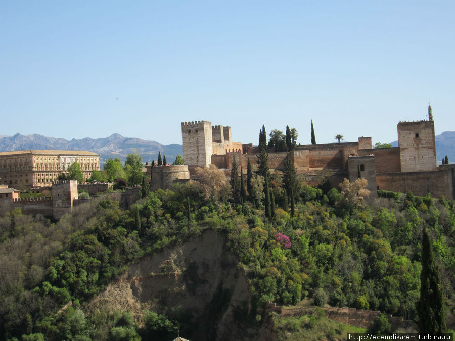 Крепость на фоне заснеженных гор Гранда, Испания