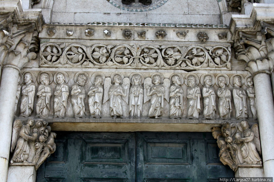 Церковь Сан Джованни. Деталь фасада Лукка, Италия