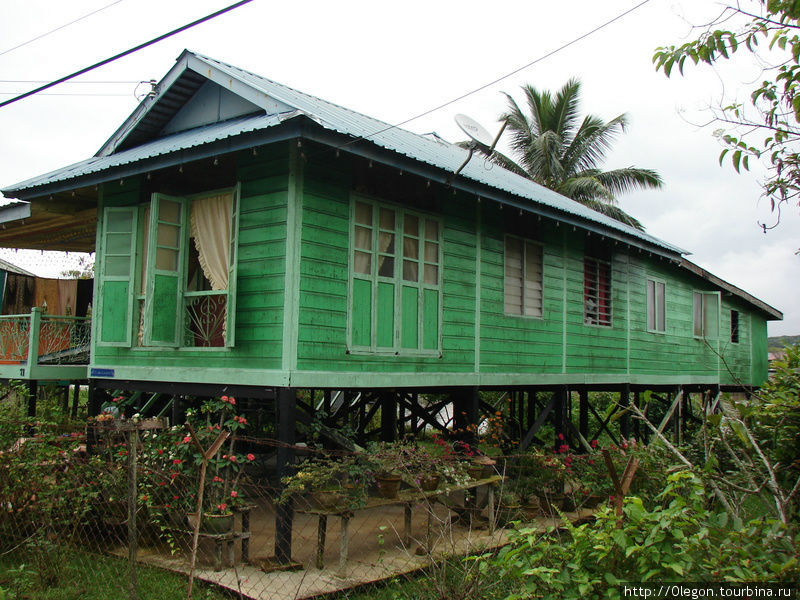 В деревушке Кучинг на другой стороне Саравак можно увидеть традиционные дома жителей Борнео Кучинг, Малайзия