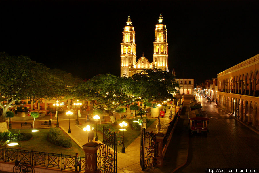 Вид из окна ночью. Кампече, Мексика