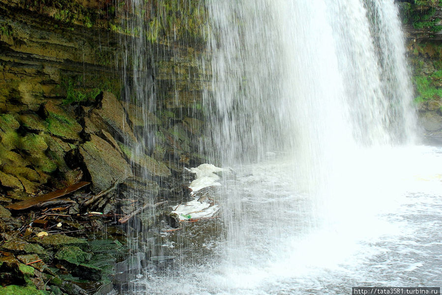 Водопад образует под собой уступ под которым можно пройти по всей ширине водопада, но там много крупных и скользких камней.