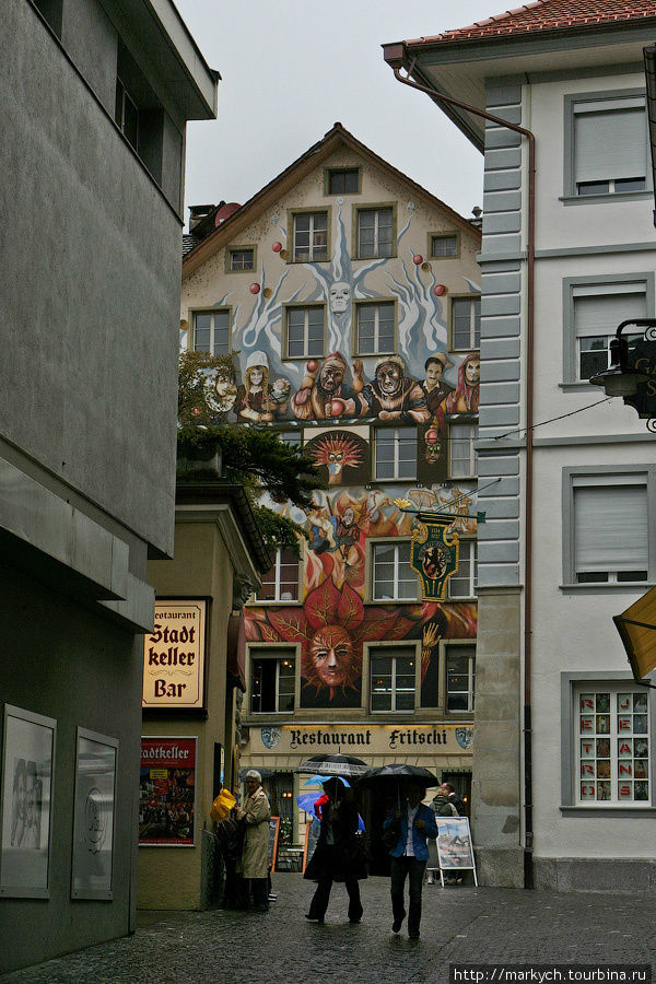 Люцерн — единственный город в мире, в котором с 12 века и по сей день перед Великим постом проходит карнавал Фастнахт — карнавал фантастических чудовищ, монстров и призраков. Этот дом расписан как раз к этому карнавалу. Люцерн, Швейцария