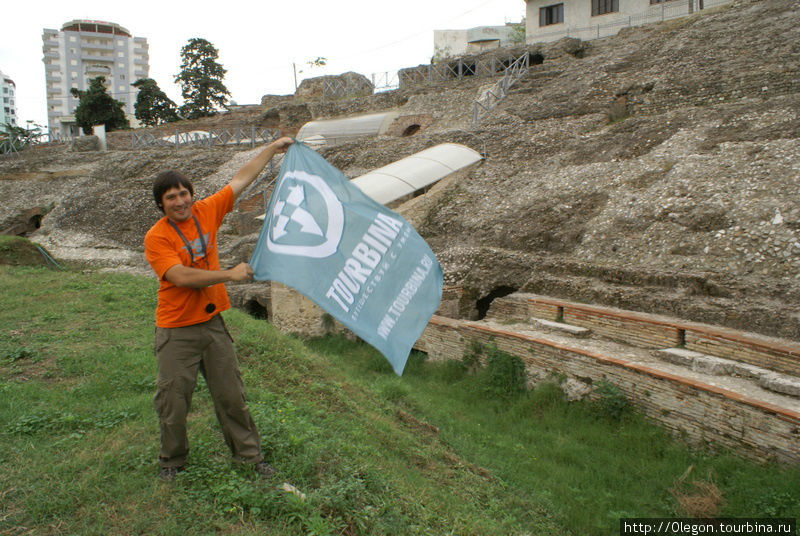 С флагом Турбины амфитеатре Дурреса в Албании Дуррес, Албания