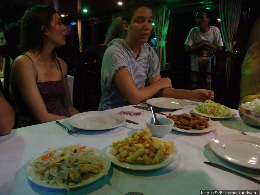 Соседки за ужином, по-моему из Франции Халонг бухта, Вьетнам