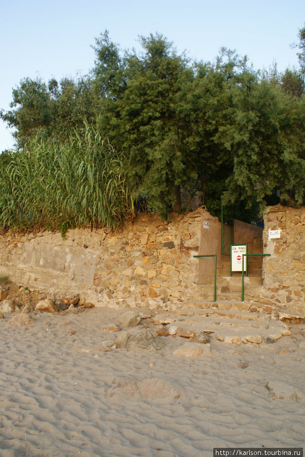 выход на пляж кемпинга, а чуть выше и левее — наша палатка выход на пляж кемпинга, а чуть выше и левее — наша палатка