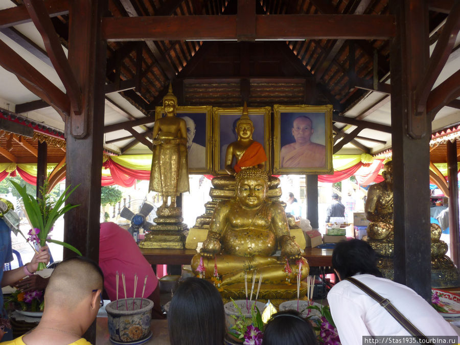 Буддистский алтарь в храме Ват Сат Тхет Тен. Паттайя, Таиланд