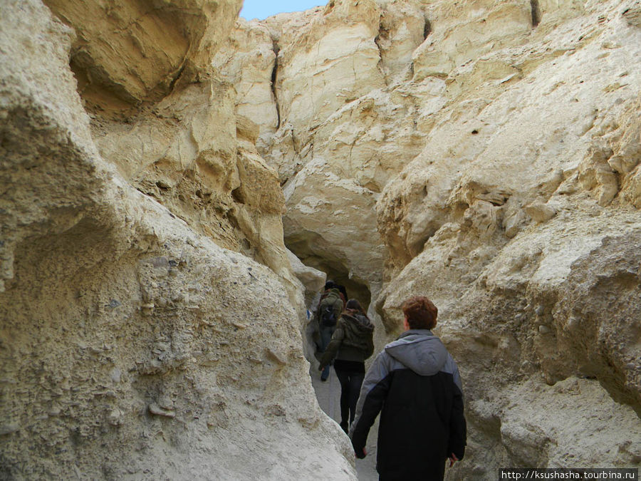 Наша группа начинает свой 5-ти километровый путь по горе Мертвое море, Израиль