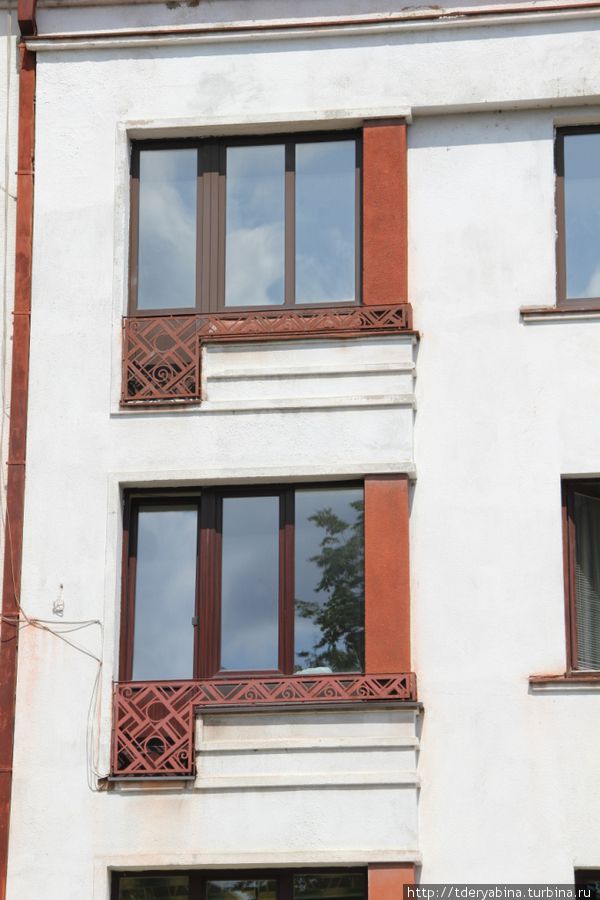 Предположу, что по проекту архитектора здесь были запланированы балконы, однако... или забыли, или не успели, или денег не хватило, или концепция изменилась... Главное, чтобы хозяева об этом не забывали:) Литва